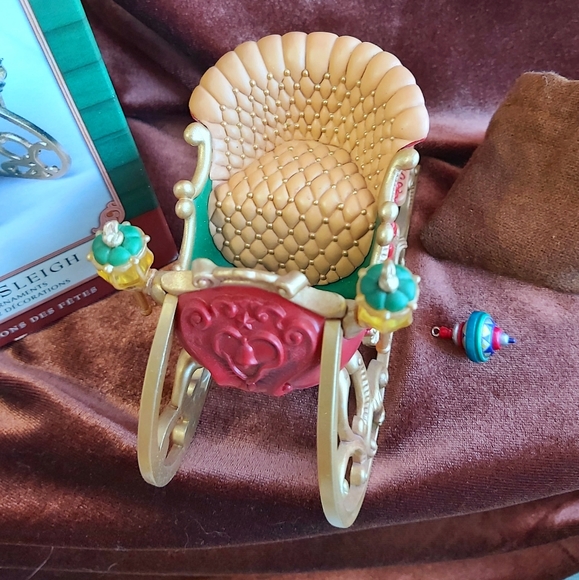 Hallmark Santa's sleigh ornament - Picture 2 of 4